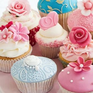 Cake decorating accessories